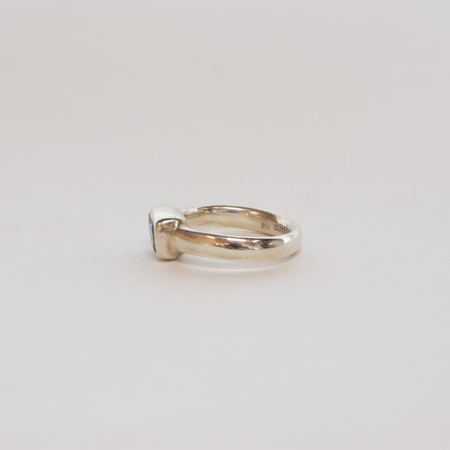 handgemaakte zilveren ring met steen